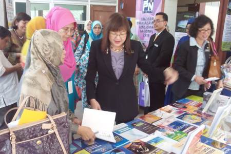 Datuk Mary Yap Kain Ching, Timbalan Menteri Kementerian Pendidikan melawat booth Penerbit UPM