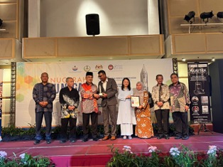 TAHNIAH! Pusat Penerbit UPM Menerima Anugerah Kedai Buku Terbaik dan Anugerah Buku Mewah Terbaik 2023